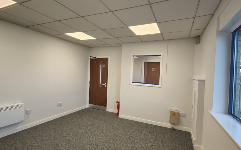 1,600sq ft office